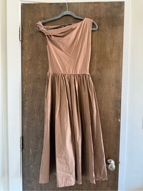 En Saison One-Shoulder Midi Dress in Tan